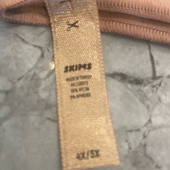 SKIMS ESSENTIAL CREW NECK SLEEVELESS BODYSUIT - Picture 7 of 8